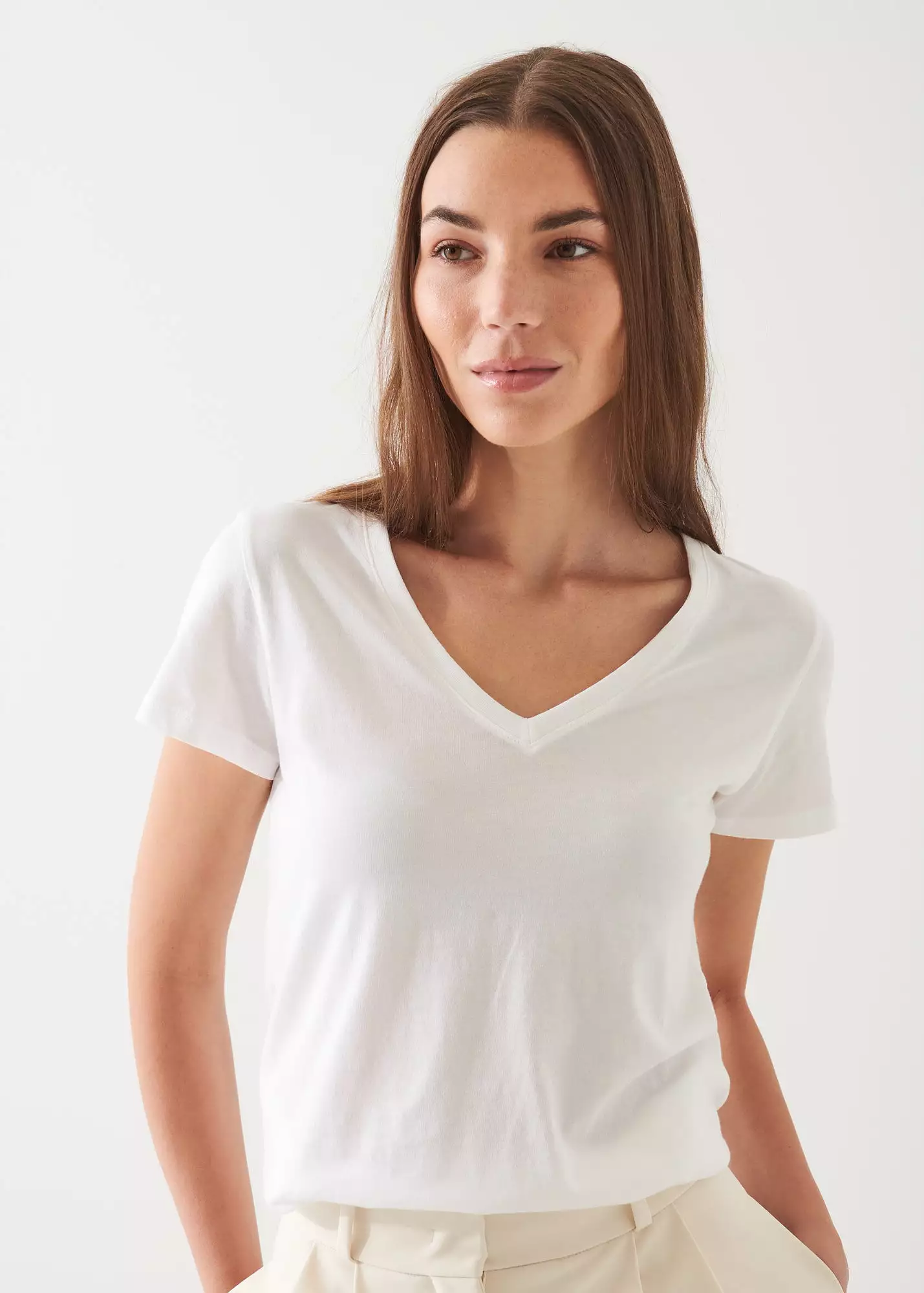 LIGHTWEIGHT PIMA COTTON V-NECK